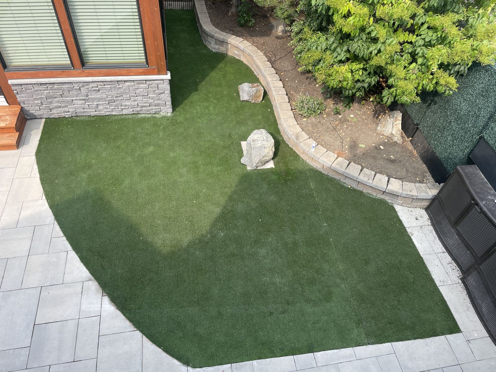 Rooftop artificial turf terrace with green wall